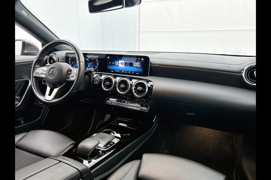 Mercedes-Benz CLA-Klasse Shooting Brake 200 Business Luxury | Lichtmetalen velgen | MBUX wide screen | Navigatie | Parkings support met camera achter | Inclusief 24 maanden Mercedes-Benz Certified garantie voor Europa.
