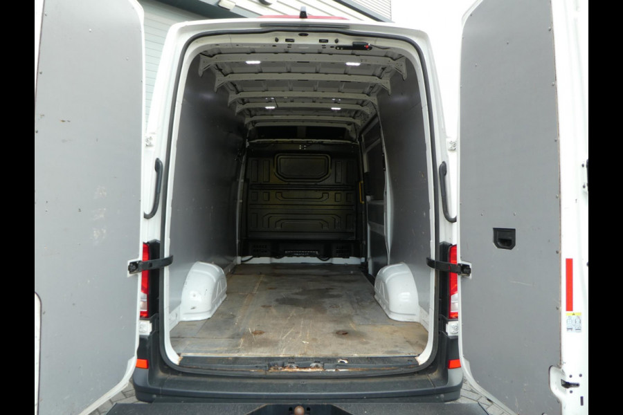 Volkswagen Crafter 35 2.0 TDI 180 pk L3H3 ( L2H2) airco, apple carplay ,camera ,trekhaak