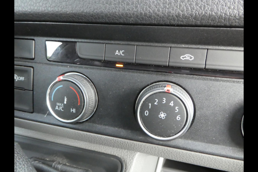 Volkswagen Crafter 35 2.0 TDI 180 pk L3H3 ( L2H2) airco, apple carplay ,camera ,trekhaak