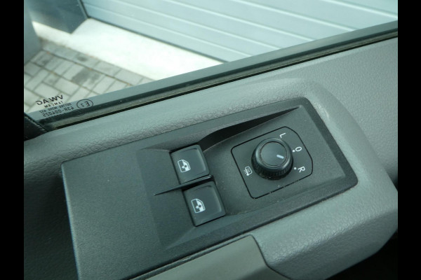 Volkswagen Crafter 35 2.0 TDI 180 pk L3H3 ( L2H2) airco, apple carplay ,camera ,trekhaak