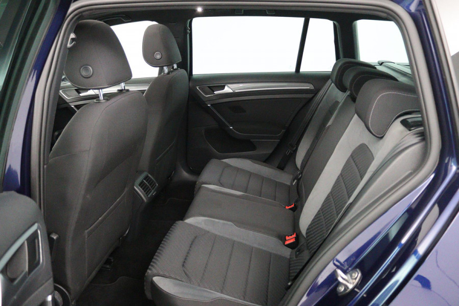 Volkswagen GOLF Variant 1.5 TSI Highline Business R (PANORAMADAK, TREKHAAK, CARPLAY, PARKEERSENSOREN, CARPLAY, AUTOMAAT)