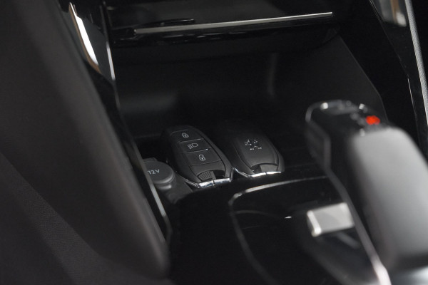 Peugeot e-2008 EV GT Pack 50 kWh | Panoramadak | Camera | Adaptieve Cruise Control | Dodehoekdetectie