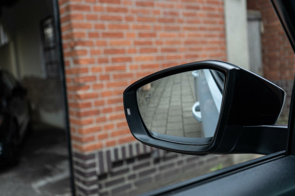Volkswagen T-Roc 2.0 TSI 4Motion R-Line Pano / Beats / Trekhaak
