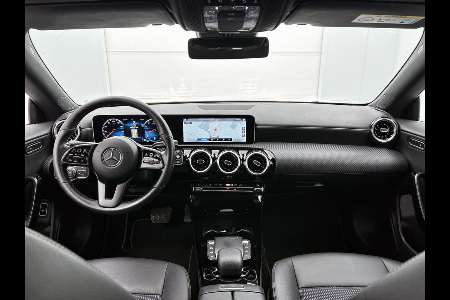 Mercedes-Benz CLA-Klasse 200 Business Solution Automaat (NAVIGATIE, STOELVERWARMING, CAMERA, PDC, GOED ONDERHOUDEN, 1e EIGENAAR)