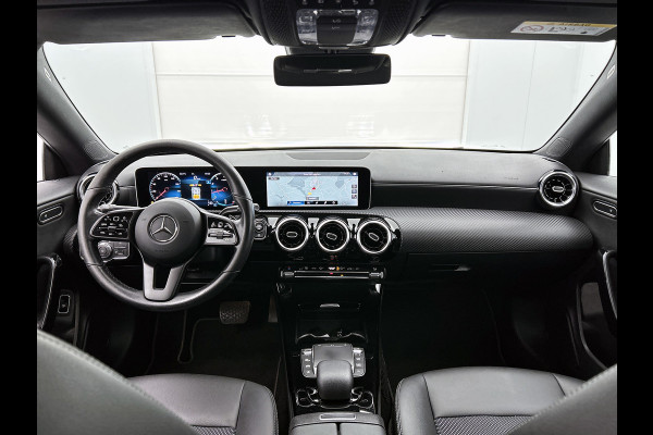 Mercedes-Benz CLA-Klasse 200 Business Solution Automaat (NAVIGATIE, STOELVERWARMING, CAMERA, PDC, GOED ONDERHOUDEN, 1e EIGENAAR)