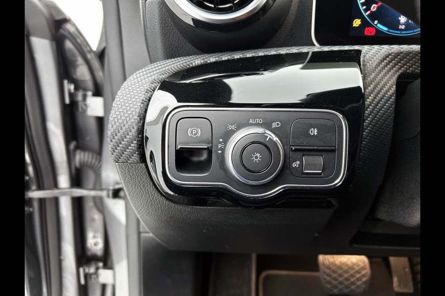Mercedes-Benz CLA-Klasse 200 Business Solution Automaat (NAVIGATIE, STOELVERWARMING, CAMERA, PDC, GOED ONDERHOUDEN, 1e EIGENAAR)