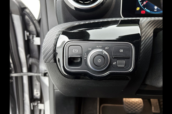 Mercedes-Benz CLA-Klasse 200 Business Solution Automaat (NAVIGATIE, STOELVERWARMING, CAMERA, PDC, GOED ONDERHOUDEN, 1e EIGENAAR)