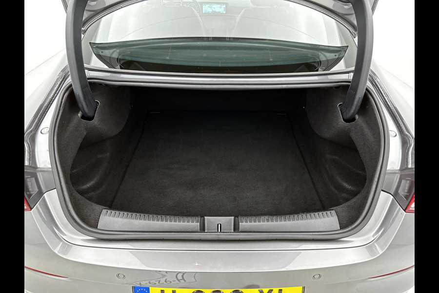Mercedes-Benz CLA-Klasse 200 Business Solution Automaat (NAVIGATIE, STOELVERWARMING, CAMERA, PDC, GOED ONDERHOUDEN, 1e EIGENAAR)