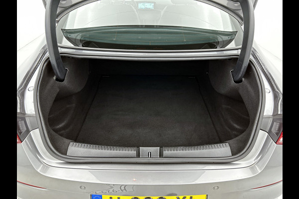 Mercedes-Benz CLA-Klasse 200 Business Solution Automaat (NAVIGATIE, STOELVERWARMING, CAMERA, PDC, GOED ONDERHOUDEN, 1e EIGENAAR)