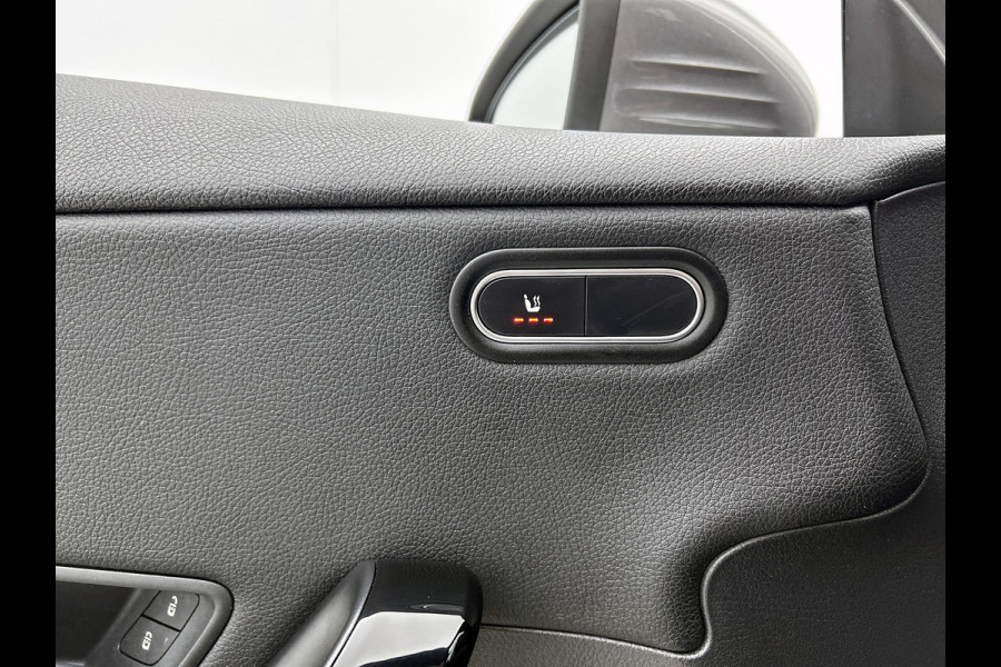 Mercedes-Benz CLA-Klasse 200 Business Solution Automaat (NAVIGATIE, STOELVERWARMING, CAMERA, PDC, GOED ONDERHOUDEN, 1e EIGENAAR)