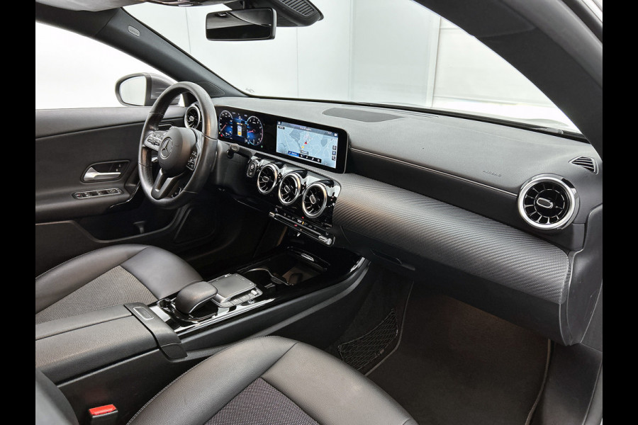 Mercedes-Benz CLA-Klasse 200 Business Solution Automaat (NAVIGATIE, STOELVERWARMING, CAMERA, PDC, GOED ONDERHOUDEN, 1e EIGENAAR)