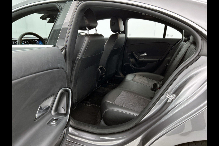 Mercedes-Benz CLA-Klasse 200 Business Solution Automaat (NAVIGATIE, STOELVERWARMING, CAMERA, PDC, GOED ONDERHOUDEN, 1e EIGENAAR)