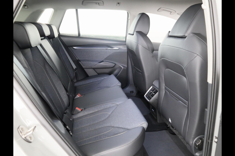 Škoda Elroq 85 Business Edition Tour 286 pk | Trekhaak | Business Upgrade Pakket - CLEVER | 20 inch lichtmetalen velgen | Adaptive Cruise Control | Dode hoeksensor | Bagage scheidingsnet