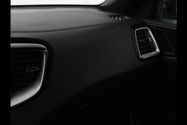 Kia Ceed 1.5 T-GDi GT-Line | Panoramadak | Stoel & stuurverwarming | Adaptive cruise | Trekhaak | Leder/Alcantara | Carplay | Camera | Digital Cockpit | Full LED