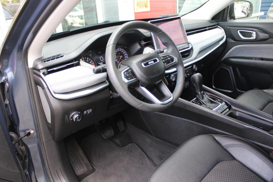 Jeep Compass 1.3T LONGITUDE AUTOMAAT | NAVIGATIE | ACHTERUITRIJCAMERA | PARKEERSENSOREN | APPLE CARPLAY / ANDROID AUTO | LICHTMETALEN VELGEN | LED KOPLAMPEN | LED MISTLAMPEN | ADAPTIVE CRUISE CONTROL | KEYLESS ENTRY / START | DRAADLOOS TELEFOONLADER | CLIMATE CONTROL |