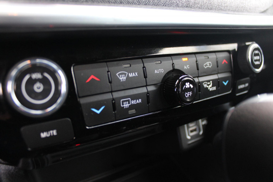 Jeep Compass 1.3T LONGITUDE AUTOMAAT | NAVIGATIE | ACHTERUITRIJCAMERA | PARKEERSENSOREN | APPLE CARPLAY / ANDROID AUTO | LICHTMETALEN VELGEN | LED KOPLAMPEN | LED MISTLAMPEN | ADAPTIVE CRUISE CONTROL | KEYLESS ENTRY / START | DRAADLOOS TELEFOONLADER | CLIMATE CONTROL |
