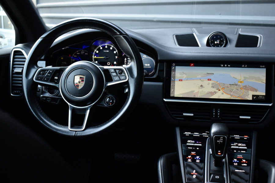 Porsche Cayenne 3.0 E-Hybrid 462pk | Panoramadak | 22'' Velgen | Matrix PDLS+ | Massage Stoelen | Trekhaak wegklapbaar | Bose |
