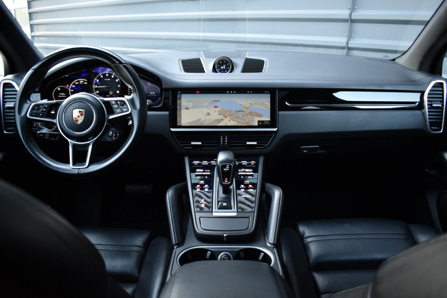 Porsche Cayenne 3.0 E-Hybrid 462pk | Panoramadak | 22'' Velgen | Matrix PDLS+ | Massage Stoelen | Trekhaak wegklapbaar | Bose |