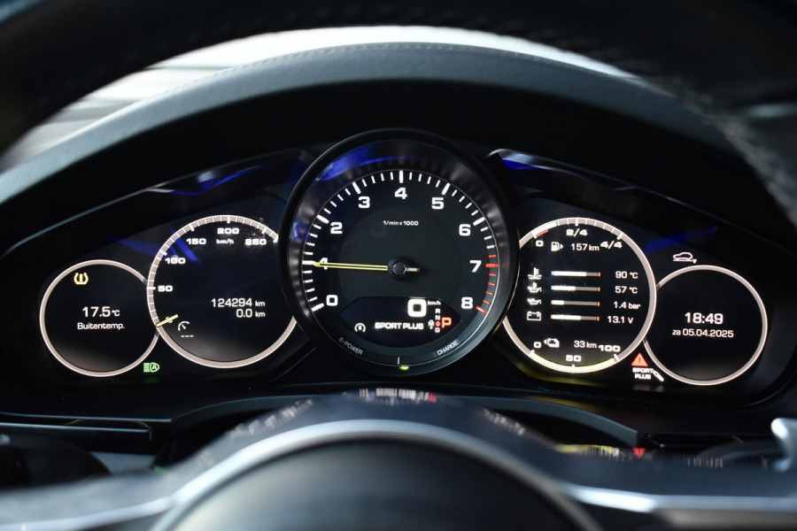 Porsche Cayenne 3.0 E-Hybrid 462pk | Panoramadak | 22'' Velgen | Matrix PDLS+ | Massage Stoelen | Trekhaak wegklapbaar | Bose |