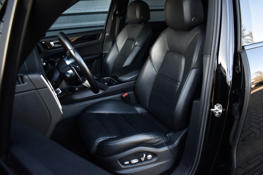 Porsche Cayenne 3.0 E-Hybrid 462pk | Panoramadak | 22'' Velgen | Matrix PDLS+ | Massage Stoelen | Trekhaak wegklapbaar | Bose |