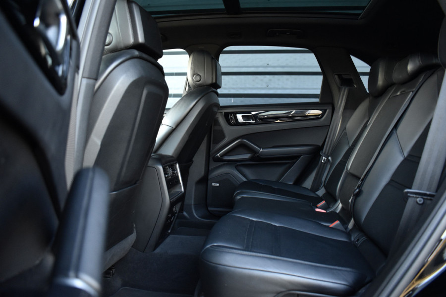 Porsche Cayenne 3.0 E-Hybrid 462pk | Panoramadak | 22'' Velgen | Matrix PDLS+ | Massage Stoelen | Trekhaak wegklapbaar | Bose |