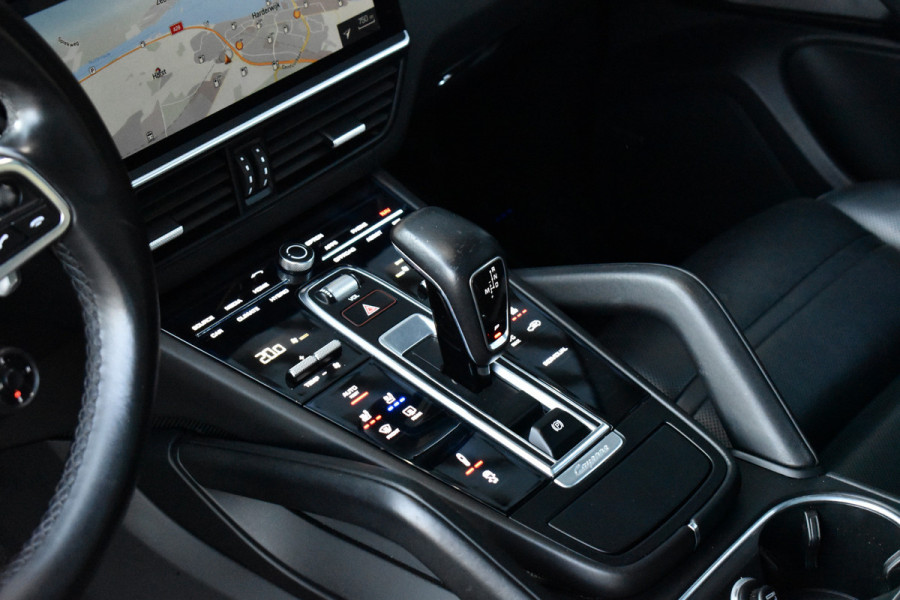 Porsche Cayenne 3.0 E-Hybrid 462pk | Panoramadak | 22'' Velgen | Matrix PDLS+ | Massage Stoelen | Trekhaak wegklapbaar | Bose |