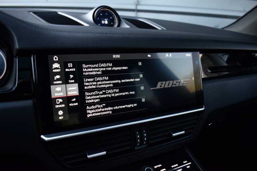 Porsche Cayenne 3.0 E-Hybrid 462pk | Panoramadak | 22'' Velgen | Matrix PDLS+ | Massage Stoelen | Trekhaak wegklapbaar | Bose |