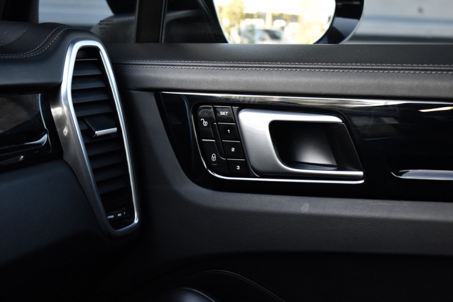 Porsche Cayenne 3.0 E-Hybrid 462pk | Panoramadak | 22'' Velgen | Matrix PDLS+ | Massage Stoelen | Trekhaak wegklapbaar | Bose |