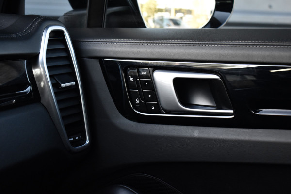 Porsche Cayenne 3.0 E-Hybrid 462pk | Panoramadak | 22'' Velgen | Matrix PDLS+ | Massage Stoelen | Trekhaak wegklapbaar | Bose |