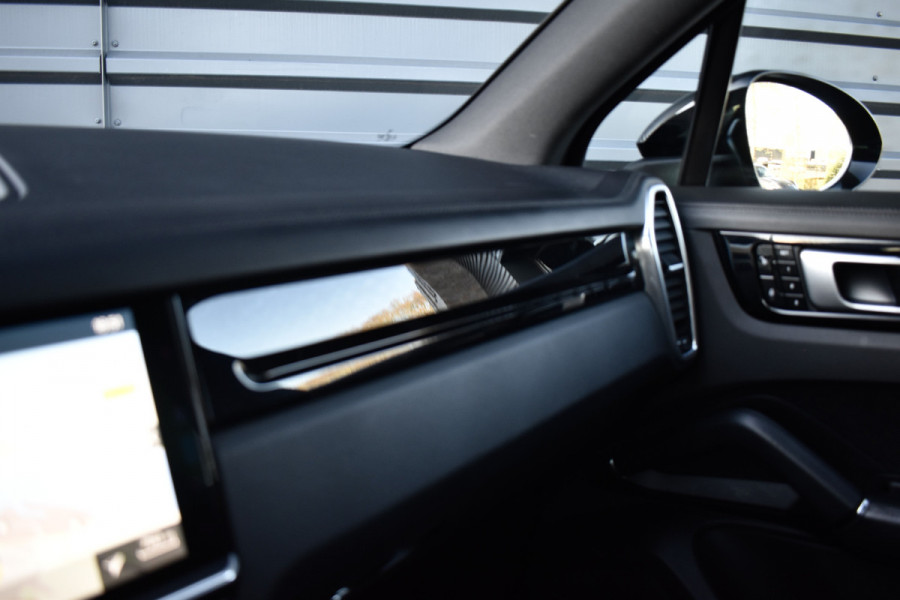 Porsche Cayenne 3.0 E-Hybrid 462pk | Panoramadak | 22'' Velgen | Matrix PDLS+ | Massage Stoelen | Trekhaak wegklapbaar | Bose |