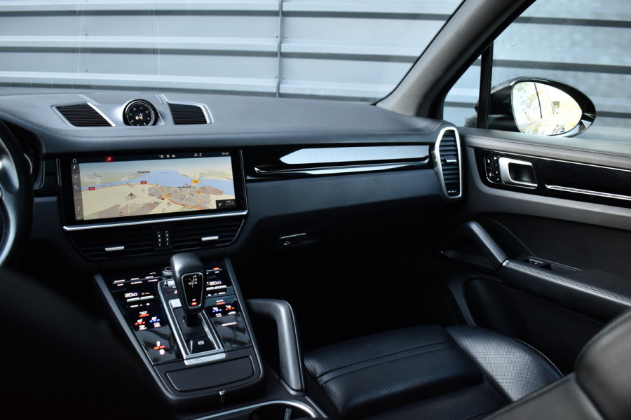 Porsche Cayenne 3.0 E-Hybrid 462pk | Panoramadak | 22'' Velgen | Matrix PDLS+ | Massage Stoelen | Trekhaak wegklapbaar | Bose |