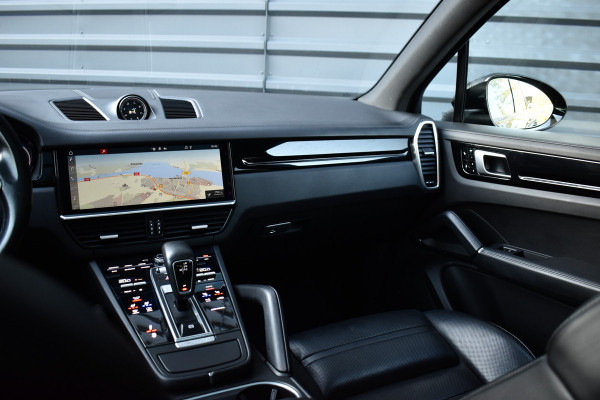 Porsche Cayenne 3.0 E-Hybrid 462pk | Panoramadak | 22'' Velgen | Matrix PDLS+ | Massage Stoelen | Trekhaak wegklapbaar | Bose |