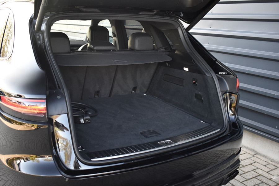 Porsche Cayenne 3.0 E-Hybrid 462pk | Panoramadak | 22'' Velgen | Matrix PDLS+ | Massage Stoelen | Trekhaak wegklapbaar | Bose |