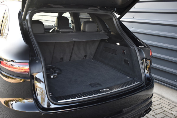 Porsche Cayenne 3.0 E-Hybrid 462pk | Panoramadak | 22'' Velgen | Matrix PDLS+ | Massage Stoelen | Trekhaak wegklapbaar | Bose |