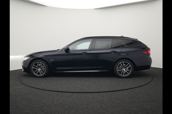 BMW 5 Serie Touring 530e M Sport Plug In Hybrid 293pk PHEV | Trekhaak af Fabriek | Laser LED | Adaptive Cruise | Head Up | Camera | Keyless | Lederen Sportstoelen | Apple Carplay | Sfeerverlichting |