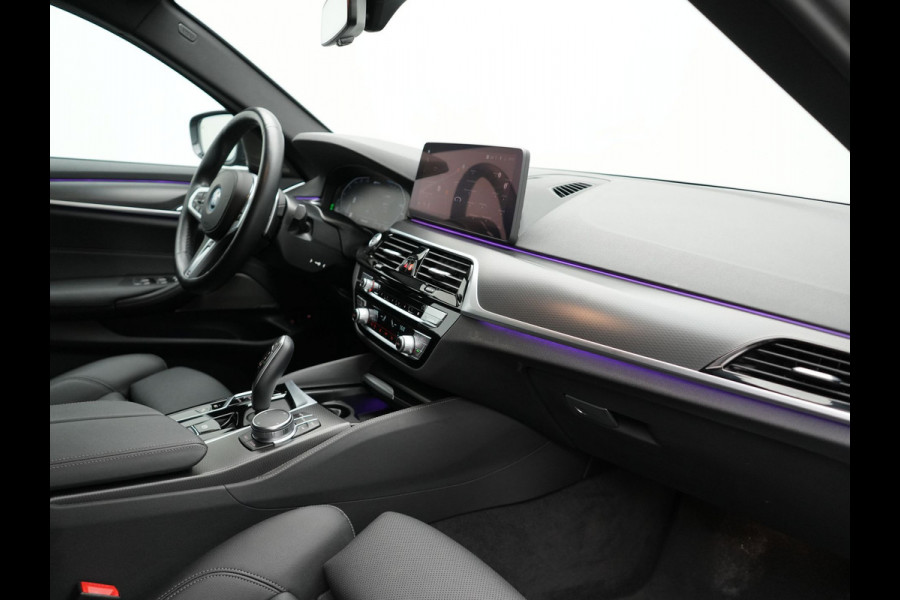 BMW 5 Serie Touring 530e M Sport Plug In Hybrid 293pk PHEV | Trekhaak af Fabriek | Laser LED | Adaptive Cruise | Head Up | Camera | Keyless | Lederen Sportstoelen | Apple Carplay | Sfeerverlichting |