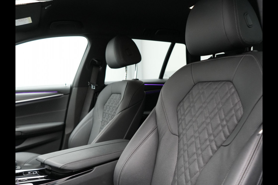BMW 5 Serie Touring 530e M Sport Plug In Hybrid 293pk PHEV | Trekhaak af Fabriek | Laser LED | Adaptive Cruise | Head Up | Camera | Keyless | Lederen Sportstoelen | Apple Carplay | Sfeerverlichting |