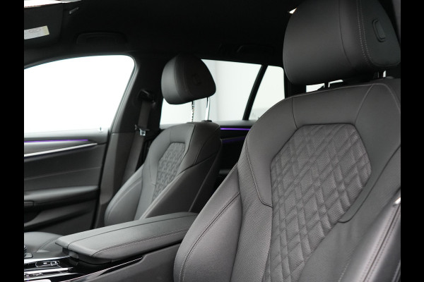 BMW 5 Serie Touring 530e M Sport Plug In Hybrid 293pk PHEV | Trekhaak af Fabriek | Laser LED | Adaptive Cruise | Head Up | Camera | Keyless | Lederen Sportstoelen | Apple Carplay | Sfeerverlichting |