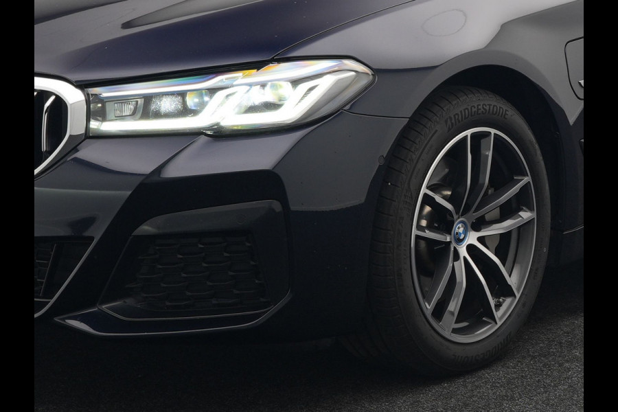 BMW 5 Serie Touring 530e M Sport Plug In Hybrid 293pk PHEV | Trekhaak af Fabriek | Laser LED | Adaptive Cruise | Head Up | Camera | Keyless | Lederen Sportstoelen | Apple Carplay | Sfeerverlichting |
