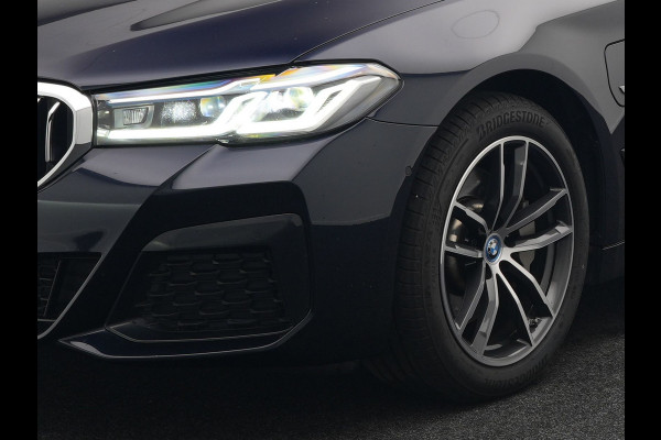 BMW 5 Serie Touring 530e M Sport Plug In Hybrid 293pk PHEV | Trekhaak af Fabriek | Laser LED | Adaptive Cruise | Head Up | Camera | Keyless | Lederen Sportstoelen | Apple Carplay | Sfeerverlichting |