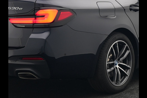 BMW 5 Serie Touring 530e M Sport Plug In Hybrid 293pk PHEV | Trekhaak af Fabriek | Laser LED | Adaptive Cruise | Head Up | Camera | Keyless | Lederen Sportstoelen | Apple Carplay | Sfeerverlichting |