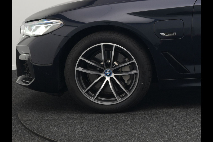 BMW 5 Serie Touring 530e M Sport Plug In Hybrid 293pk PHEV | Trekhaak af Fabriek | Laser LED | Adaptive Cruise | Head Up | Camera | Keyless | Lederen Sportstoelen | Apple Carplay | Sfeerverlichting |