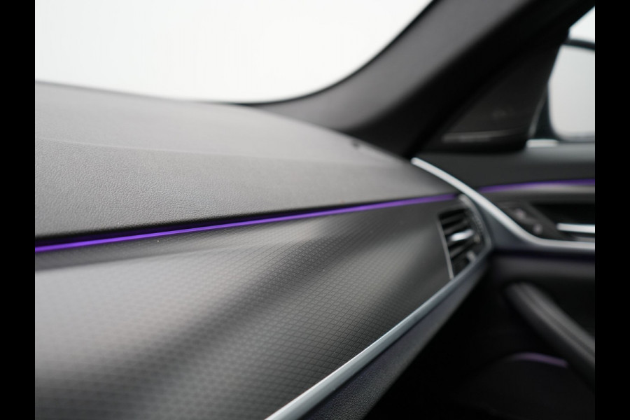 BMW 5 Serie Touring 530e M Sport Plug In Hybrid 293pk PHEV | Trekhaak af Fabriek | Laser LED | Adaptive Cruise | Head Up | Camera | Keyless | Lederen Sportstoelen | Apple Carplay | Sfeerverlichting |