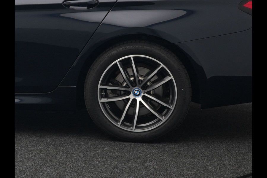 BMW 5 Serie Touring 530e M Sport Plug In Hybrid 293pk PHEV | Trekhaak af Fabriek | Laser LED | Adaptive Cruise | Head Up | Camera | Keyless | Lederen Sportstoelen | Apple Carplay | Sfeerverlichting |