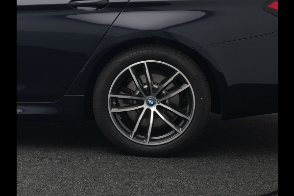BMW 5 Serie Touring 530e M Sport Plug In Hybrid 293pk PHEV | Trekhaak af Fabriek | Laser LED | Adaptive Cruise | Head Up | Camera | Keyless | Lederen Sportstoelen | Apple Carplay | Sfeerverlichting |