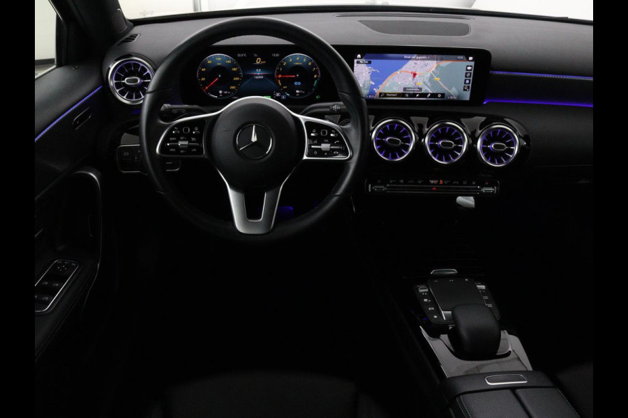 Mercedes-Benz A-Klasse 250e Urban | Leder | Stoelverwarming | Trekhaak | Camera | Sfeerverlichting | Widescreen | Park Assist | Navigatie | Full LED