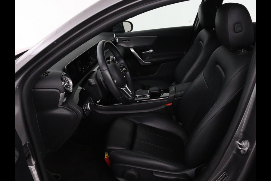 Mercedes-Benz A-Klasse 250e Urban | Leder | Stoelverwarming | Trekhaak | Camera | Sfeerverlichting | Widescreen | Park Assist | Navigatie | Full LED