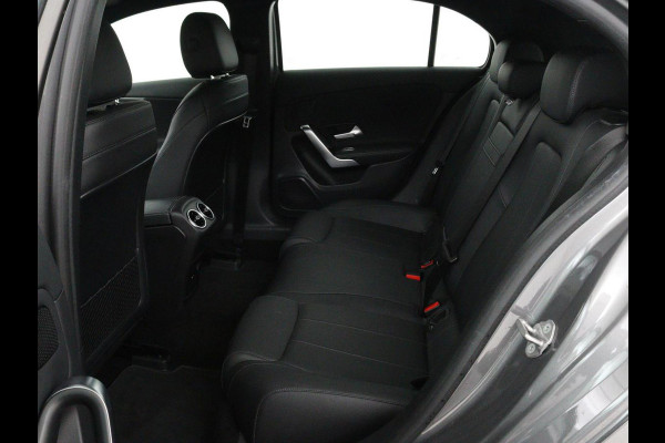 Mercedes-Benz A-Klasse 250e Urban | Leder | Stoelverwarming | Trekhaak | Camera | Sfeerverlichting | Widescreen | Park Assist | Navigatie | Full LED