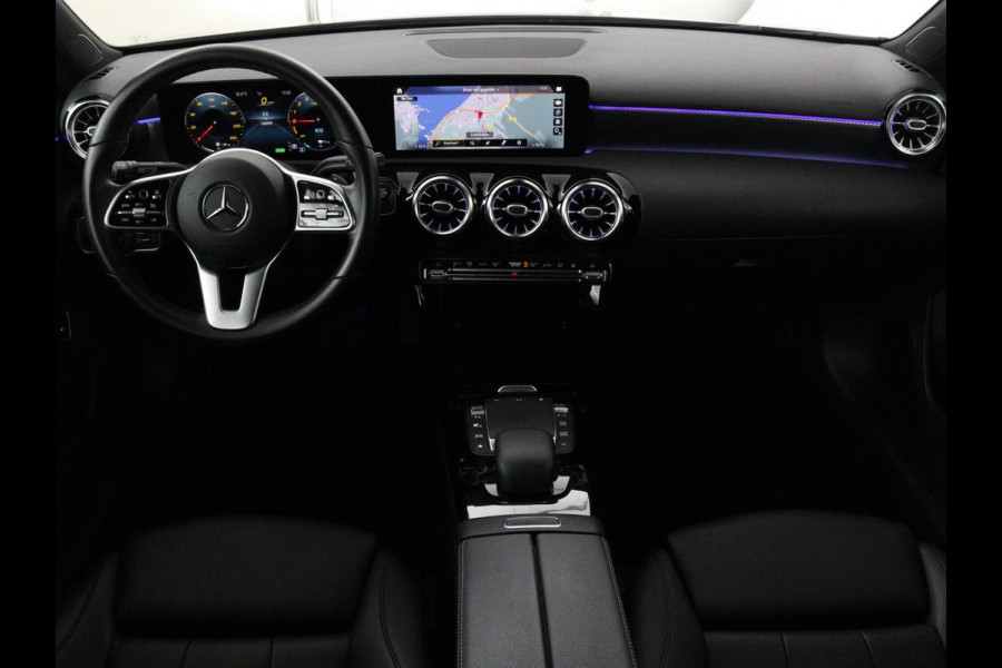 Mercedes-Benz A-Klasse 250e Urban | Leder | Stoelverwarming | Trekhaak | Camera | Sfeerverlichting | Widescreen | Park Assist | Navigatie | Full LED
