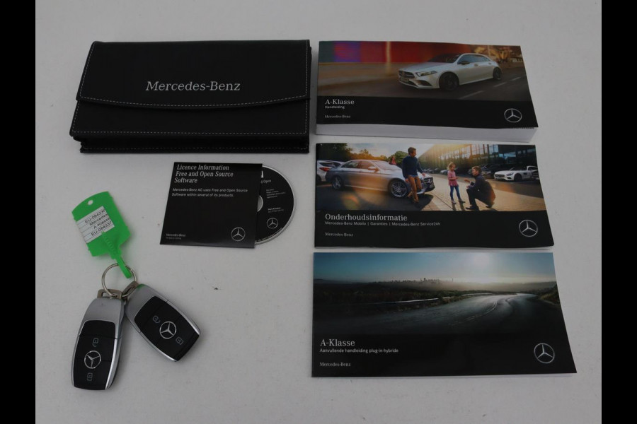 Mercedes-Benz A-Klasse 250e Urban | Leder | Stoelverwarming | Trekhaak | Camera | Sfeerverlichting | Widescreen | Park Assist | Navigatie | Full LED